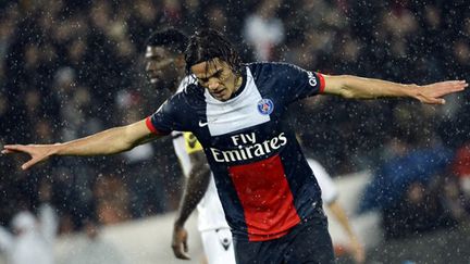 Cavani (PSG) chante sous la pluie (LIONEL BONAVENTURE / AFP)