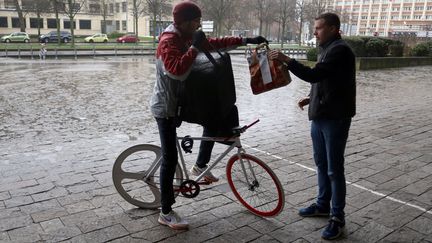 Un homme se fait livrer un repas, le 2 février 2018, à Lille (Nord). (MAXPPP)