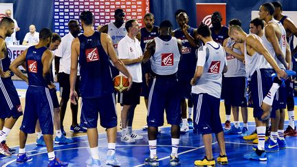 Vincent Collet, ici au milieu du groupe des quinze joueurs retenus pour préparer l'Euro, à l'INSEP (BERTRAND GUAY / AFP)