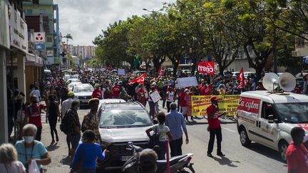 Des centaines de personnes manifestent à Fort-de-France (Martinique) le 27 février 2021, contre la prescription du dossier&nbsp;chlordécone. (LIONEL CHAMOISEAU / AFP)