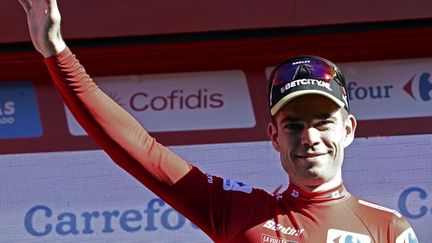 Le Belge Wout van Aert sur le podium de la 2e étape de la Vuelta, le 18 août 2024. (MIGUEL RIOPA / AFP)