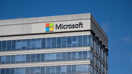 Un immeuble de l'entreprise Microsoft photographié à Chevy Chase, dans le Maryland, aux Etats-Unis, le 18 janvier 2023. (SAUL LOEB / AFP)