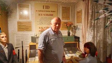Klaus-Dieter Erber est policier allemand et il est le propriétaire du musée de la police d’Allemagne de l’Est. (FRANCK BALLANGE / RADIO FRANCE)