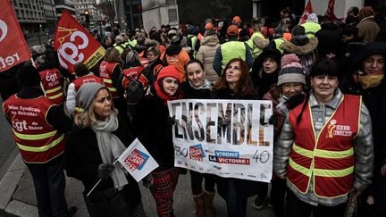 Des salariés de "Place du marché", ex-Toupargel, se rassemblent devant le tribunal de commerce, où se déroule une audience sur l'avenir du groupe, le 11 janvier 2023, à Lyon (Rhône). (JEAN-PHILIPPE KSIAZEK / AFP)