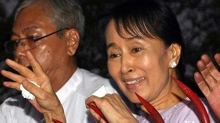 L'opposante à la dictature birmane, Aung San Suu Kyi, le jour de sa libération, devant le siège de son parti. (AFP / Soe Than Win)