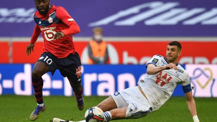 Jonathan Ikoné devance Stefan Mitrovic. (DENIS CHARLET / AFP)