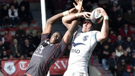 Yacouba Camara et Ben Mowen symbolisent l'opposition de styles entre Toulouse et Montpellier. (PASCAL PAVANI. / AFP)