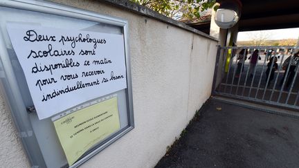 Un panneau annonçant la présence de deux psychologues à l'école élémentaire de Cadaujac, en Gironde, mercredi 4 novembre 2015.&nbsp; (MEHDI FEDOUACH / AFP)