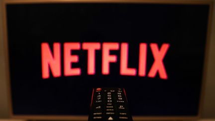 Le logo Netflix sur une télévision, en Pologne le 16 juillet 2020. (JAKUB PORZYCKI / NURPHOTO / AFP)