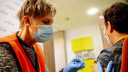 Un patient reçoit une dose de vaccin à Breda (Pays-Bas), le 26 novembre 2021. (ANP MAG / AFP)