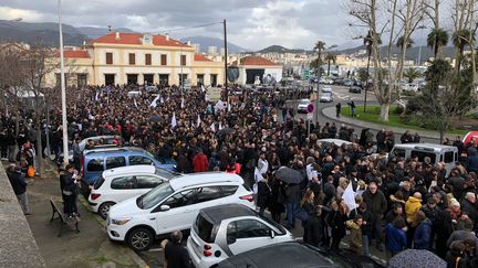 Une vue de la foule rassemblée devant la gare d'Ajaccio, le 3 février 2018, pour la manifestation à l'appel des nationalistes corses.&nbsp; (YANN BENARD / FRANCE 3 CORSE)