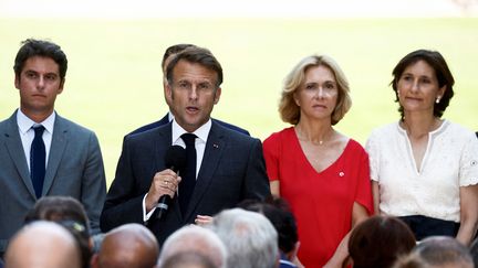 Le président Emmanuel Macron (au centre), entouré (de gauche à droite sur la photo) du Premier ministre, Gabriel Attal, de la présidente de la région Ile-de-France, Valérie Pécresse, et de la ministre des Sports, Amélie Oudéa-Castéra, le 12 août 2024 à l'Elysée à Paris. (BENOIT TESSIER / AFP)