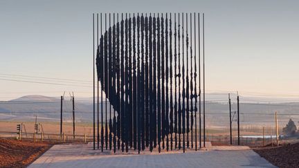 Cette sculpture de Marco Cianfanelli a été installée en 2012 à l'endroit où Nelson Mandela avait été arrêté 50 ans plus tôt, à KwaZulu-Natal. Une reproduction sera exposée à l'Hôtel de Ville de Paris dans le cadre de l'exposition qui est consacrée à l'ex-président sud-africain
 (Apartheid Museum)