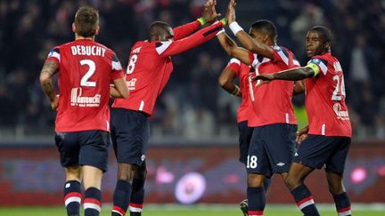 L'attaquant lillois Moussa Sow (au centre &agrave; gauche) est f&eacute;licit&eacute; par ses co&eacute;quipiers apr&egrave;s avoir inscrit un but contre Lyon, le 23 octobre 2011, au stade Nord Lille M&eacute;tropole. (PHILIPPE HUGEN/AFP)