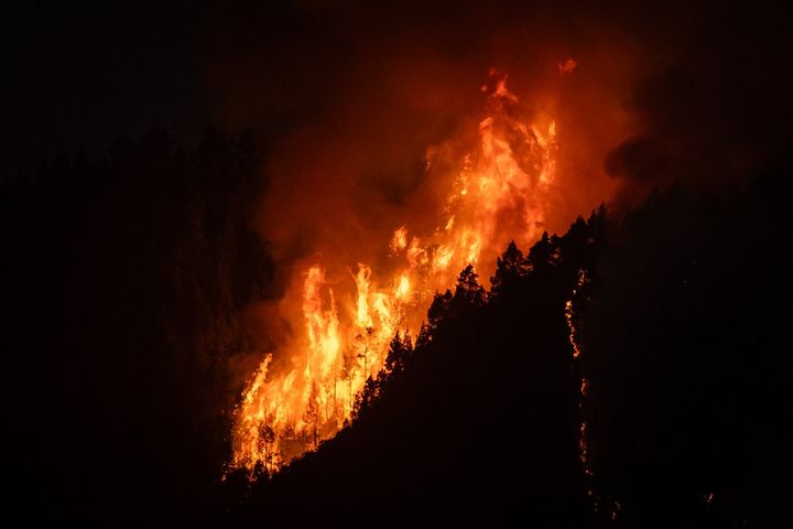 L'incendie de Tenerife, aux Canaries (Espagne), le 17 août 2023. (ANDRES GUTIERREZ / ANADOLU AGENCY / AFP)