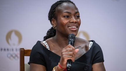 La judoka française Clarisse Agbegnenou s'exprime lors d'un événement à l'ambassade de France à Tokyo le 8 mars 2024. (YUICHI YAMAZAKI / AFP)