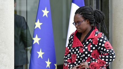 La conseillère presse de la présidence de la République, Sibeth Ndiaye, le 18 mai 2017 sur le perron de l'Elysée. (PHILIPPE LOPEZ / AFP)