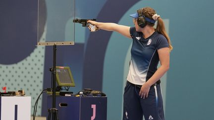 La Française Camille Jedrezejewski  lors de l'épreuve du tir au pistolet à 25 m, aux Jeux olympiques, à Châteauroux, le 3 août 2024. (MANISH SWARUP / AP)