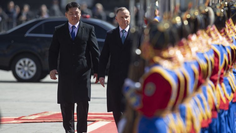 Mongolian President Ukhnaa Khurelsukh receives Polish Head of State Andrzej Duda in Ulaanbaatar (Mongolia) on April 25, 2023 (BYAMBASUREN BYAMBA-OCHIR / AFP)