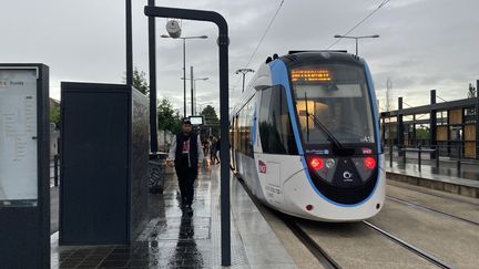 L'un des derniers tramways de la ligne 4 atteint son terminus en début de soirée (21h20) à Montfermeil (Seine-Saint-Denis), le 4 juillet 2023. (ZOE AUCAIGNE / FRANCEINFO)