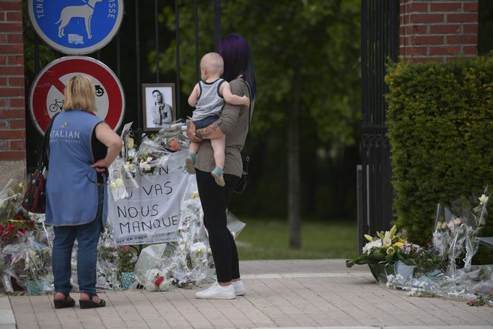 Des habitants de Mourmelon-le-Grand (Marne), le 5 juin 2018, devant les fleurs déposées en mémoire de Kévin. (MAXPPP)