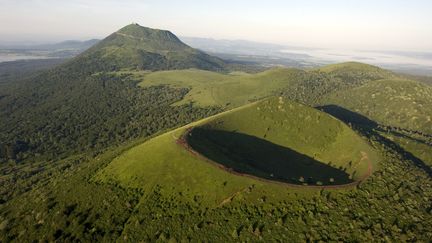 La Chaîne des Puys en Auvergne classée par l'UNESCO au patrimoine mondial.&nbsp; (THIERRY ZOCCOLAN / AFP)