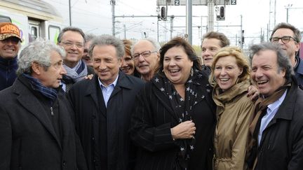 Michel Drucker en gare de Caen avec ses amis comédiens : Michel Boujenah, Clémentine Célarié, Dominique Besnehard, Bénabar 
 (PHOTOPQR/OUEST FRANCE)