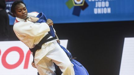 La Française Clarisse Agbegnenou (en blanc) lors des Championnat d'Europe de judo 2020 à Prague, le 20 novembre 2020. (MICHAL CIZEK / AFP)