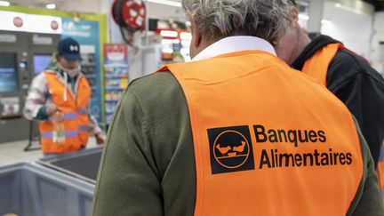 Un bénévole d'une banque alimentaire à Poitiers (Vienne), le 24 novembre 2023. (JEAN-FRANCOIS FORT / HANS LUCAS / AFP)