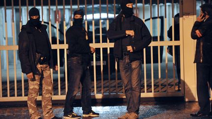 Des policiers proc&egrave;dent &agrave; des perquisitions dans des box de parking utilis&eacute;s par un ou plusieurs des suspects &agrave; Torcy (Seine-et-Marne) dans la nuit du 9 octobre 2012. (MEHDI FEDOUACH / AFP)