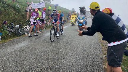 Le coureur français Thibaut Pinot dans la montée du Prat d'Albis, lors de la 15e étape du Tour de France 2019. (JULIEN BALIDAS / RADIOFRANCE)