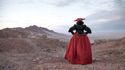 est une artiste namibienne d’origine allemande. Elle s'intéresse aux questions de la subjectivité, de la temporalité et de l'incarnation par rapport au lieu et à la mémoire (post-) coloniale. La photo «Uakondjisa Kakuekuee Mbari, Namibi Desert» (2013), tirée de la série «Possession», en est une illustration.  (Nicola Brandt / Guns &amp; Rain )