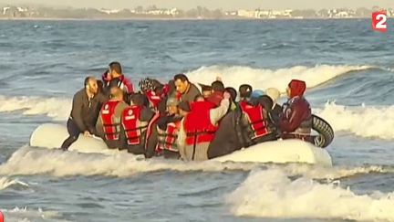 Un canot gonflable d&eacute;barque 45 migrants sur le plage de l'&icirc;le de&nbsp;Kos en Gr&egrave;se, mai 2015&nbsp; ( FRANCE 2)