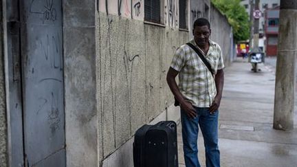 Un Haïtien attend un abri à Sao Paulo, le 15 janvier 2012. La mégapole brésilienne façonnée par des vagues successives d'immigration a ouvert ses portes aux Haïtiens après le séisme de janvier 2010 à Port-au-Prince. (AFP PHOTO / Yasuyoshi CHIBA)