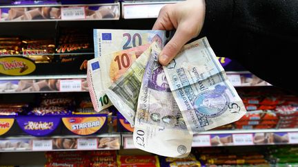 Des billets de livres sterling et d'euros dans un supermarché.&nbsp; (FRANCK DUBRAY / MAXPPP)