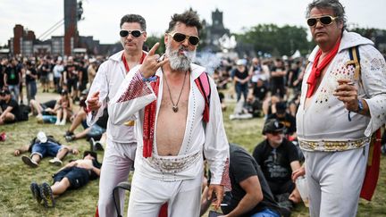 Un trio dont les tenues crient "Elvis reviens !" au Hellfest 2023. (SEBASTIEN SALOM-GOMIS/SIPA / SIPA)