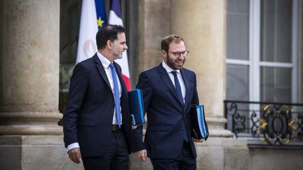 Les ministres du Budget et de l'Economie, Laurent Saint-Martin et Antoine Armand, au palais de l'Elysée, à Paris, le 31 octobre 2024. (XOSE BOUZAS / HANS LUCAS / AFP)