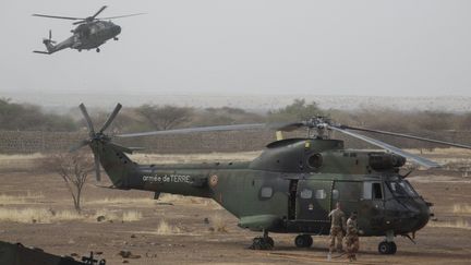 Deux hélicoptères de la force Barkhane en opération dans la région du Gourma au Mali, en mars 2019. (DAPHNE BENOIT / AFP)