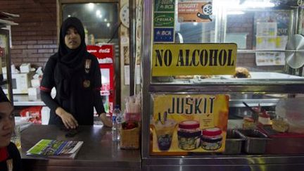 Dans un restaurant d'un quartier touristique de Djakarta, le 15 avril 2015. Le client est prévenu qu'il ne peut pas acheter de boissons alcoolisées.