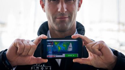 Le skippeur Armel Le Cleac'h présente le jeu Virtual Regatta juste avant le départ du Vendée Globe. (LOIC VENANCE / AFP)