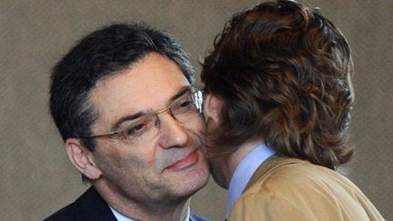 Patrick Devedjian (&agrave; g.) et Jean Sarkozy &agrave; Nanterre,&nbsp;le 31 mars 2011, lors de la r&eacute;&eacute;lection du premier &agrave; la t&ecirc;te des Hauts-de-Seine. (MIGUEL MEDINA / AFP)