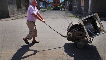 Ferrailleur rom à Petrosani (360 km à l'ouest de Bucarest), le 20 août 2010 (AFP - DANIEL MIHAILESCU)