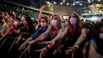 Des spectateurs lors du concert test à l'AccorHotels Arena de Paris, le 29 mai 2021. (STEPHANE DE SAKUTIN / AFP)