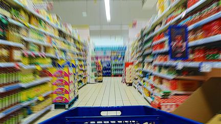 Des rayons d'alimentation dans un supermarché. (PATRICK LEFEVRE / MAXPPP)