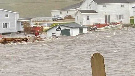 Des maisons emportés par les flots de la tempête post-tropicale Fiona, le 24 septembre 2022 sur les îles Burnt (Canada). (MICHAEL KING / AFP)