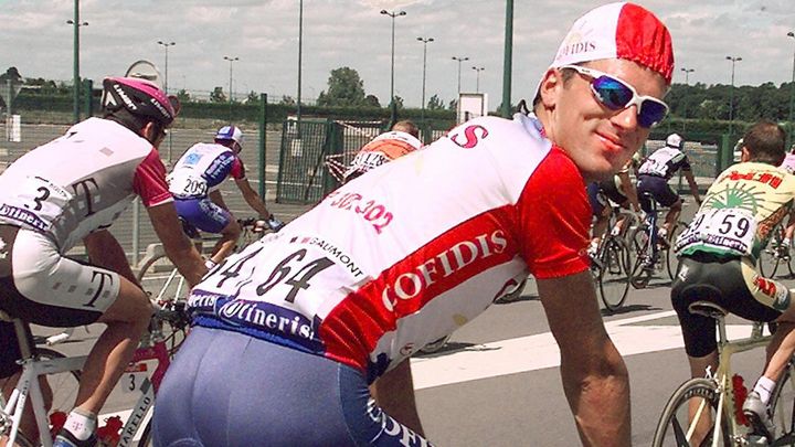 Philippe Gaumont, dernier du classement g&eacute;n&eacute;ral du Tour de France, pose avec une lanterne rouge accroch&eacute;e &agrave; sa selle, le 27 juillet 1997. (PASCAL PAVANI / AFP)