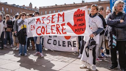 Mobilisation des Atsem, place du Capitole à Toulouse, en mars 2022. (LILIAN CAZABET / HANS LUCAS)