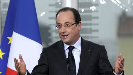 Fran&ccedil;ois Hollande pr&eacute;sente son&nbsp;plan de relance du b&acirc;timent,&nbsp;&agrave; Alfortville (Val-de-Marne), le 21 mars 2013. (JACKY NAEGELEN / AFP)