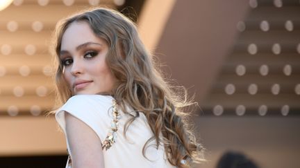 Le regard magnétique de Lily-Rose Depp, fille de Vanessa Paradis et Johnny Depp, une des premières à arriver en haut des marches.
 (Anne-Christine Poujoulat / AFP)