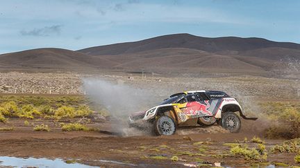 Le Français Sébastien Loeb au volant de sa Peugeot